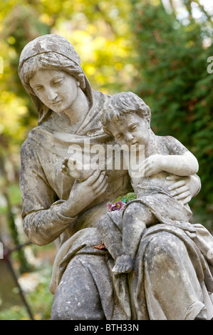 Monument de la femme avec l'enfant sur un cimetière. Depuis sa création en 1787 Cimetière Lychakiv Lvov, Ukraine Banque D'Images