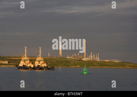 Les remorqueurs et Texaco Oil Refinery, Milford Haven, Pembrokeshire, Pays de Galles, Royaume-Uni, Europe Banque D'Images