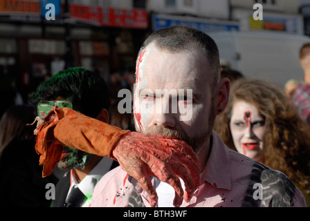 Le Brighton Zombie Walk avec plus de cinq cents personnes habillés comme des zombies dans les rues de Brighton , Royaume-Uni Banque D'Images