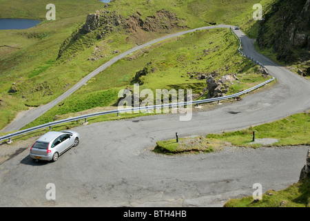 Négociation voiture lacets et colline raide sur route au Quiraing, île de Skye, en Ecosse. Banque D'Images