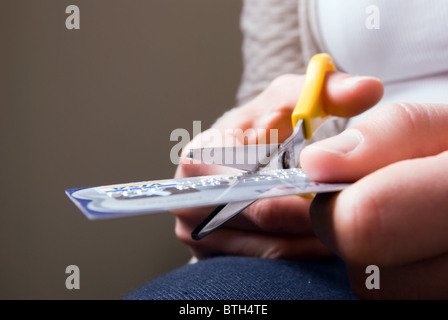 Découper une carte de crédit Banque D'Images