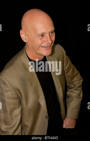 Souriant, homme chauve en studio wearing jacket Banque D'Images