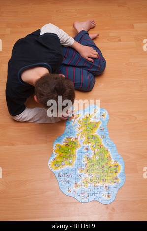 Un modèle enfant parution met dans la dernière pièce d'un puzzle des Îles Britanniques Banque D'Images