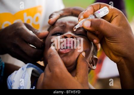 Un agent de santé vaccine un enfant contre la poliomyélite dans le village d'Gidan-Turu le nord du Ghana, le jeudi 26 mars 2009. Banque D'Images