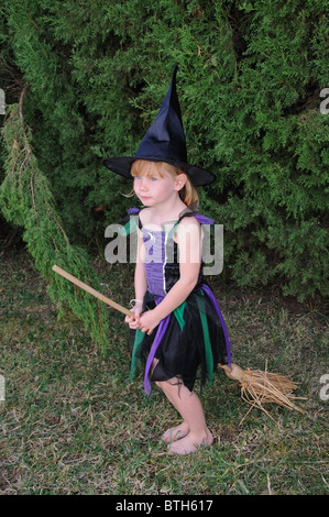 Jeune Fille habillée comme une sorcière pour Halloween, Mijas Costa, Costa del Sol, la province de Malaga, Andalousie, Espagne, Europe de l'Ouest. Banque D'Images