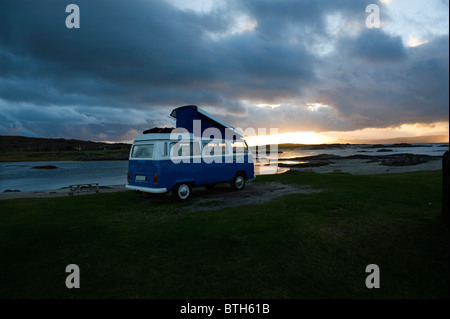 Invercaimbe site de camping, l'Écosse a photographié au coucher du soleil d'Arisaig Octobre 2010 avec VW Campervan. Banque D'Images