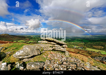 Arc-en-ciel sur le Cheeswring, fifres, Bodmin Moor, Cornwall Banque D'Images