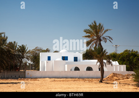 Maison blanche typique de style arabe sur Djerba, Tunisie Banque D'Images