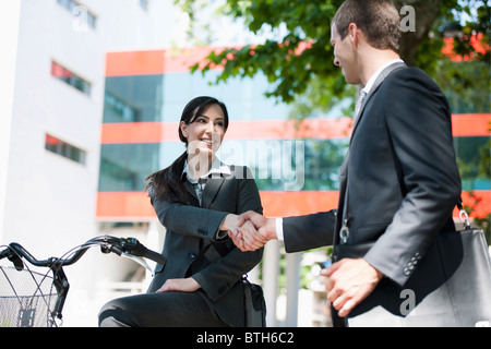 Jeune femme en vélo lobby Banque D'Images