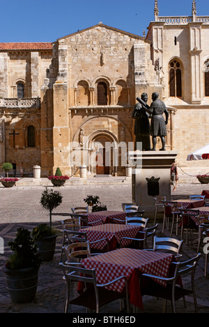 Table de restaurant en face de la porte romane pardon 'Puerta del Perdón' de la Basilique St Isidoro dans la ville de León Banque D'Images