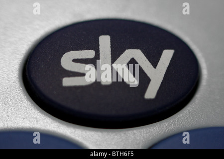 Le bouton bleu profond de Sky TV sur une télécommande de marque du ciel. Banque D'Images