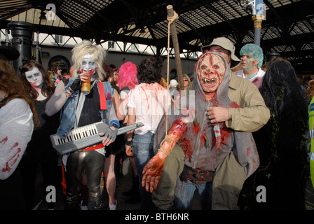 Le Brighton Zombie Walk avec plus de cinq cents personnes habillés comme des zombies dans les rues de Brighton , Royaume-Uni Banque D'Images