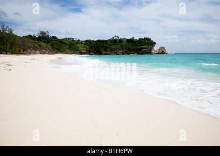 La baie de fautes, la Barbade, Caraïbes, Antilles. Plage isolée avec une baie abritée sur le sud de l'île. Banque D'Images