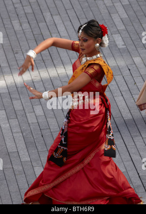 Un danseur effectue à la musique de Rabindranath Tagore lors d'un festival pour présenter son travail à un public britannique Banque D'Images