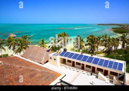 Vue aérienne sur la plage avec un bâtiment avec un panneau solaire sur l'Isla Contoy, Mexique Banque D'Images