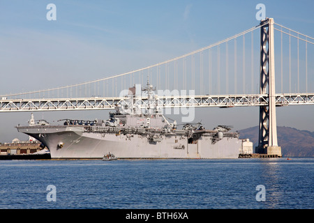 Classe Wasp assualt amphibie USS Makin Island (LHD-8) amarré le long du front de mer de San Francisco. Banque D'Images