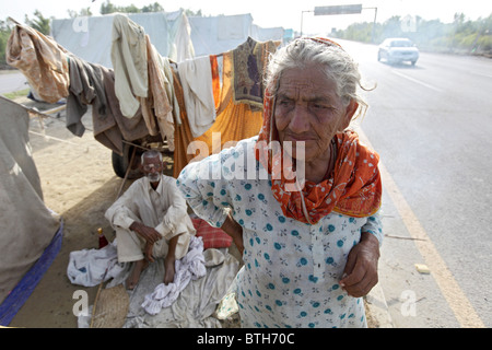 Les réfugiés d'inondation trouver un abri dans des tentes, Nowshera, Pakistan Banque D'Images