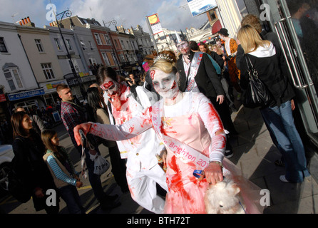 Le Brighton Zombie Walk avec plus de cinq cents personnes habillés comme des zombies dans les rues de Brighton , Royaume-Uni Banque D'Images