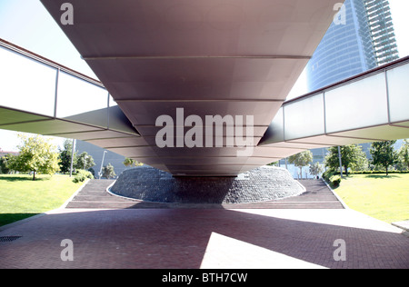 Vue sur le dessous de l'extrémité sud de Puente Pedro Arrupe, Bilbao, Espagne Banque D'Images