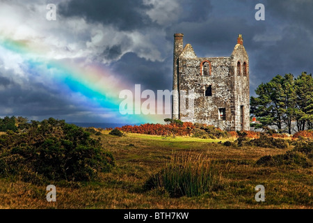 Un arc-en-ciel arcs derrière une mine d'étain sur Bodmin Moor, Cornwall Banque D'Images