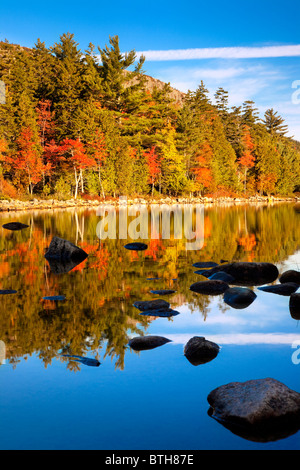 Au début de l'automne matin à Jordan Pond dans l'Acadia National Park, Maine USA Banque D'Images