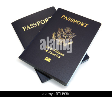 États-unis Passeports bleu foncé disposées sur un fond blanc Banque D'Images
