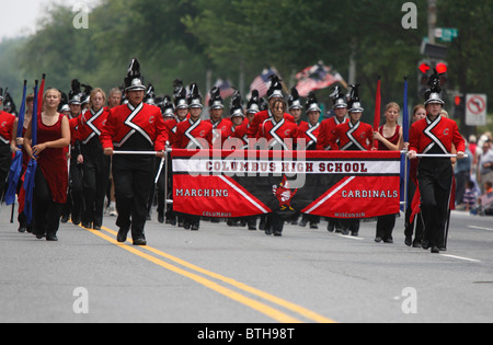 La Columbus High School Marching Band de Columbus, dans les marches du Wisconsin Indépendance Day Parade annuelle à Washington, DC Banque D'Images