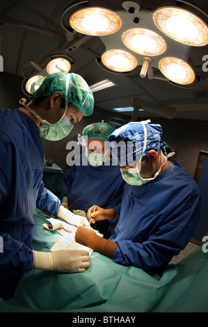 Médecins pratiquant la chirurgie dans la salle d'opération de l'hôpital Banque D'Images