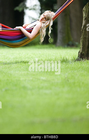 Young woman relaxing on hammock Banque D'Images