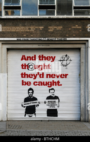 Graffiti au pochoir de fraude prestations campagne publicitaire, et ils pensaient qu'ils auraient été capturés. David Cameron, George Osborne Banque D'Images