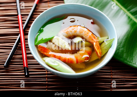 Soupe de crevettes asiatique avec des feuilles de kaffir et oignons de printemps Banque D'Images