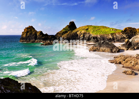 Plage vide et vagues à Kynance Cove, un endroit idyllique sur la péninsule de Lizard Cornwall Banque D'Images