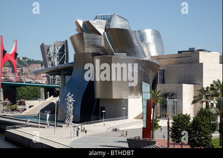 Vue sur le Musée Guggenheim repris de la Puente Pedro Arrupe, Bilbao, Espagne Banque D'Images