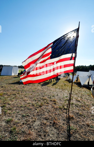 Nous lambeaux drapeau avec le soleil qui brille à travers elle ,survolant une guerre civile au camp de reconstitution camp Edwards, ROR, Cape Cod, USA, Banque D'Images