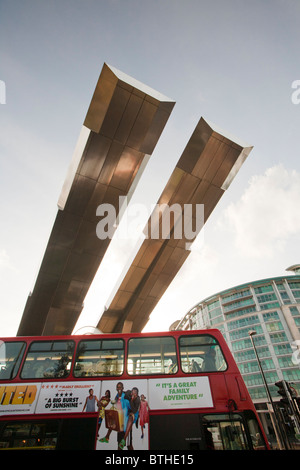 La gare routière de Vauxhall à Londres, Royaume-Uni, est doté de panneaux solaires installés sur le toit qui fournissent un tiers des besoins énergétiques des stations. Banque D'Images