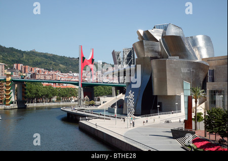 Vue sur le Musée Guggenheim repris de la Puente Pedro Arrupe, Bilbao, Espagne Banque D'Images