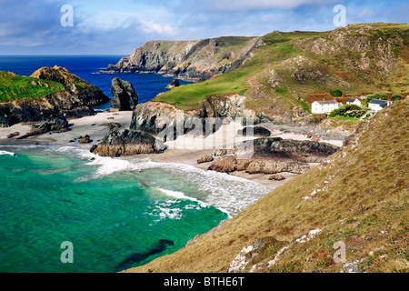 Les eaux turquoises de Kynance Cove au-dessous de la South West Coast Path entre Kynance et le lézard, Cornwall Banque D'Images