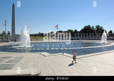 Le World War II Memorial et le Washington Monument, Washington D.C., États-Unis Banque D'Images