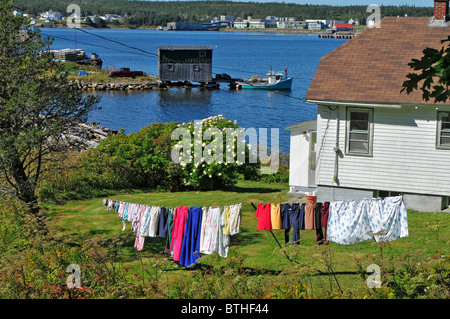 La vie le long du fleuve Saint-Laurent, au Nouveau-Brunswick, Canada. Vêtements séchant au soleil et les réparations de bateaux en préparation pour la pêche Banque D'Images