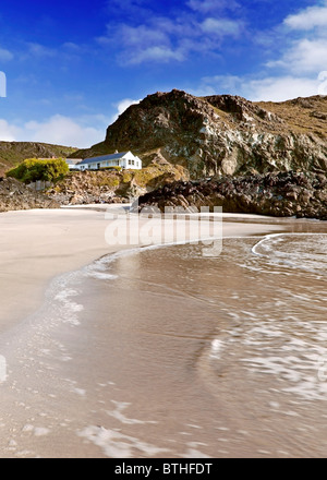 Vue depuis la plage et surf vers la cabane café blanc sur Kynance Cove beach, Cornwall Banque D'Images