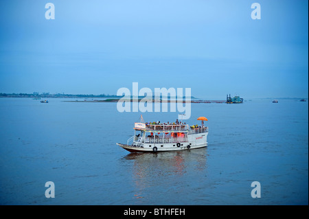 Un bateau d'excursion sur le lac Tonle Sap, Phnom Penh, Cambodge Banque D'Images