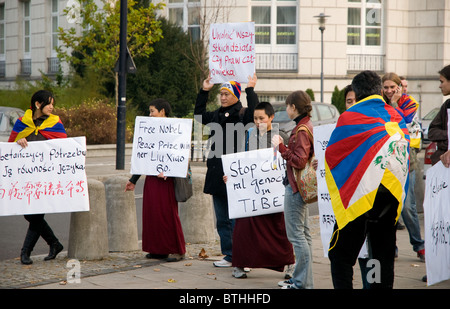 02 novembre 2010 la Pologne,Free Tibet, Tibet représentants protester contre la loi de freinage,l'avant du Sejm de Varsovie Banque D'Images