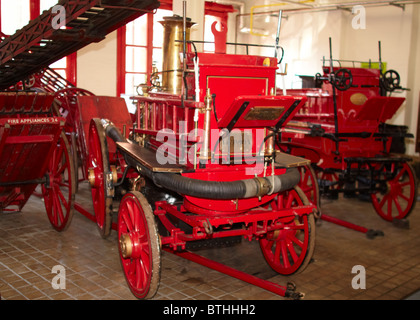 Vieux camions de pompiers à la London Fire Brigade Museum Banque D'Images