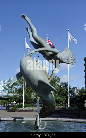 La fille avec la fontaine du Dauphin est situé sur le côté nord de la Tamise par le Tower Bridge et le Tower Hotel. Banque D'Images