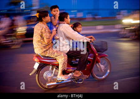 Une famille sur un cyclomoteur, Phnom Penh, Cambodge Banque D'Images