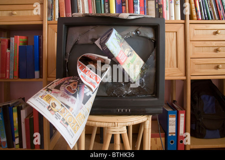 La télévision cassée dans un salon Banque D'Images