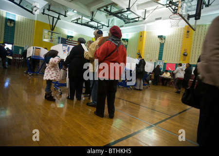 Les électeurs votent à New York à Washington Heights, le jour de l'élection Banque D'Images