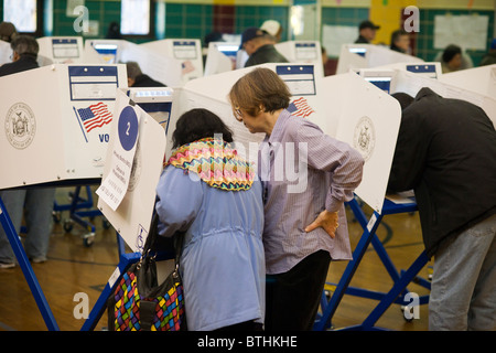 Les électeurs votent à New York à Washington Heights, le jour de l'élection Banque D'Images