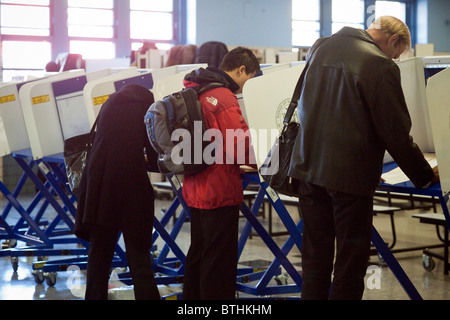 Les électeurs votent à New York à Washington Heights, le jour de l'élection Banque D'Images