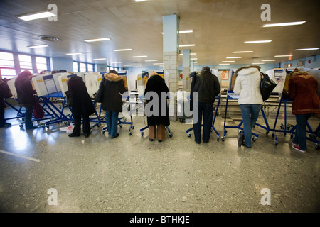 Les électeurs votent à New York à Washington Heights, le jour de l'élection Banque D'Images